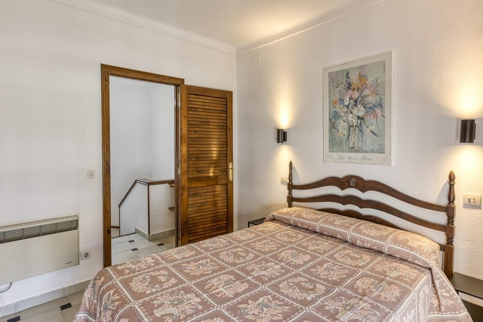 Property building, Living room, Bedroom