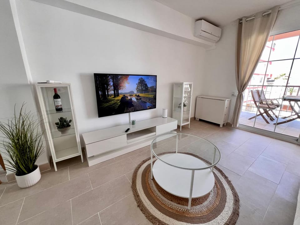 TV and multimedia, Living room, Seating area, air conditioner