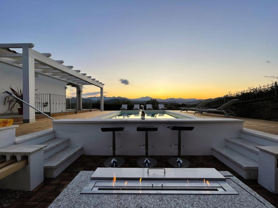 Balcony/Terrace, Seating area, Sunset, fireplace