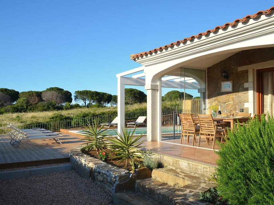 Property building, Patio, Garden, Balcony/Terrace