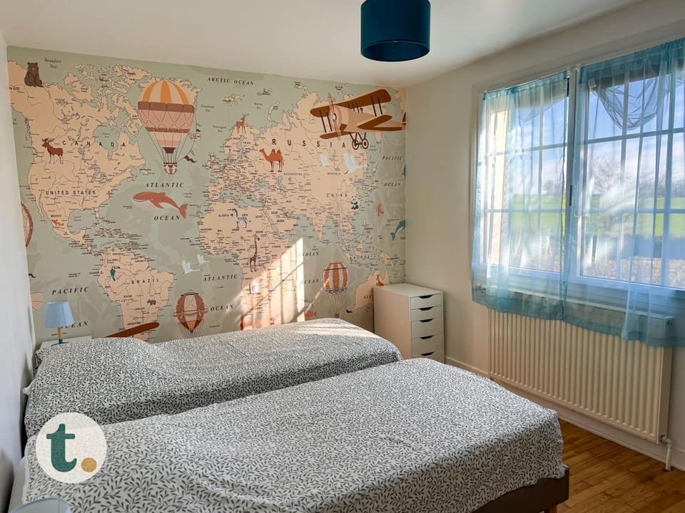 Photo of the whole room, Bedroom
