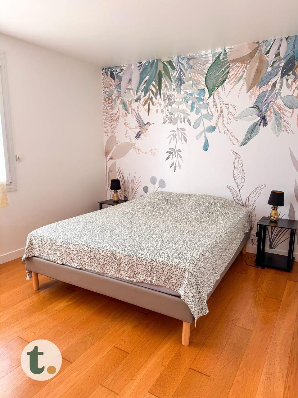 Photo of the whole room, Bedroom