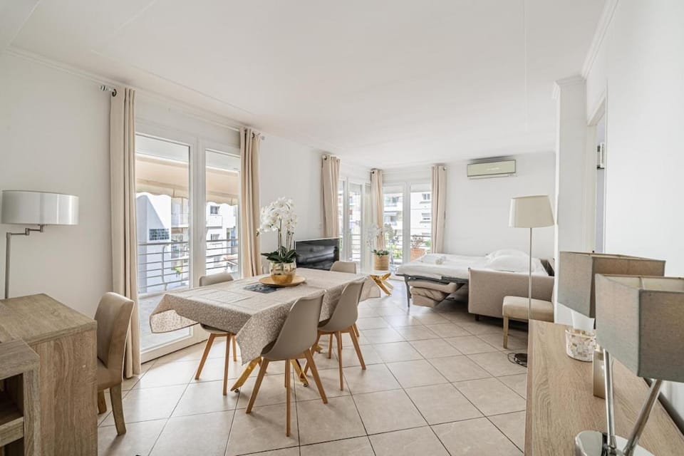 Bed, Living room, Photo of the whole room, Bedroom, air conditioner