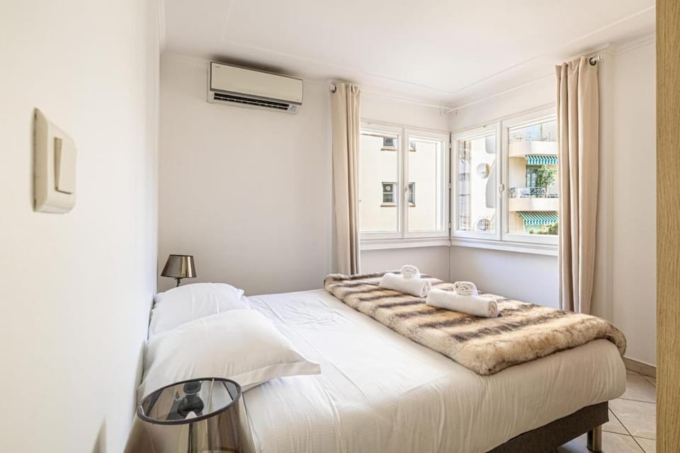 Bed, Photo of the whole room, Bedroom, towels, air conditioner