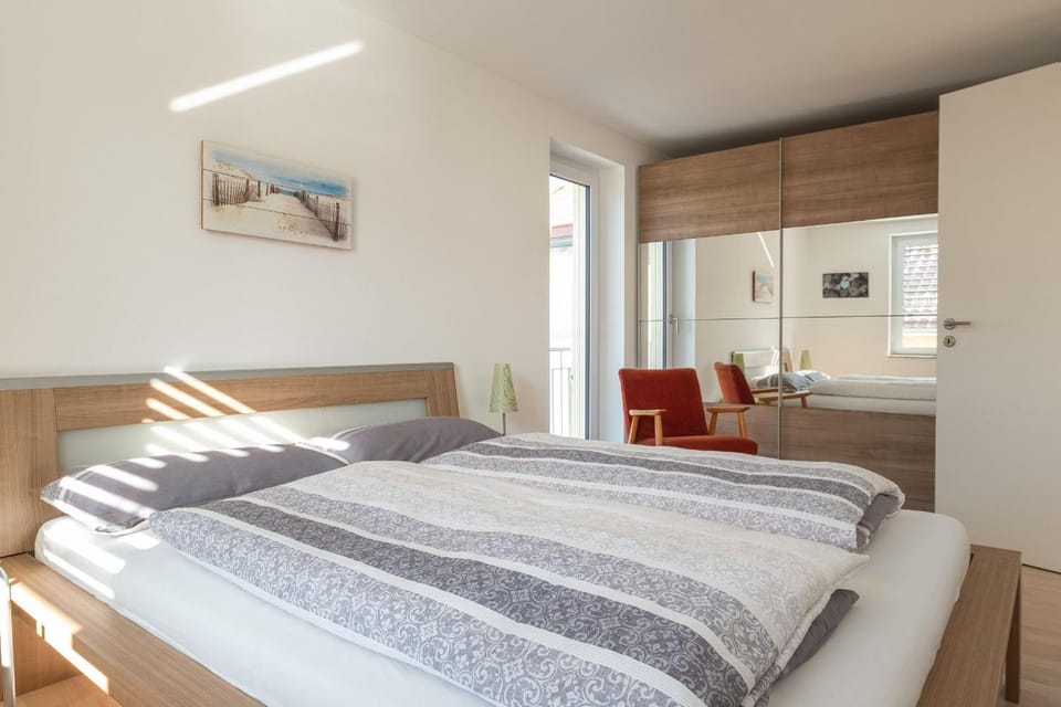 Bed, Photo of the whole room, Seating area, Bedroom, wardrobe