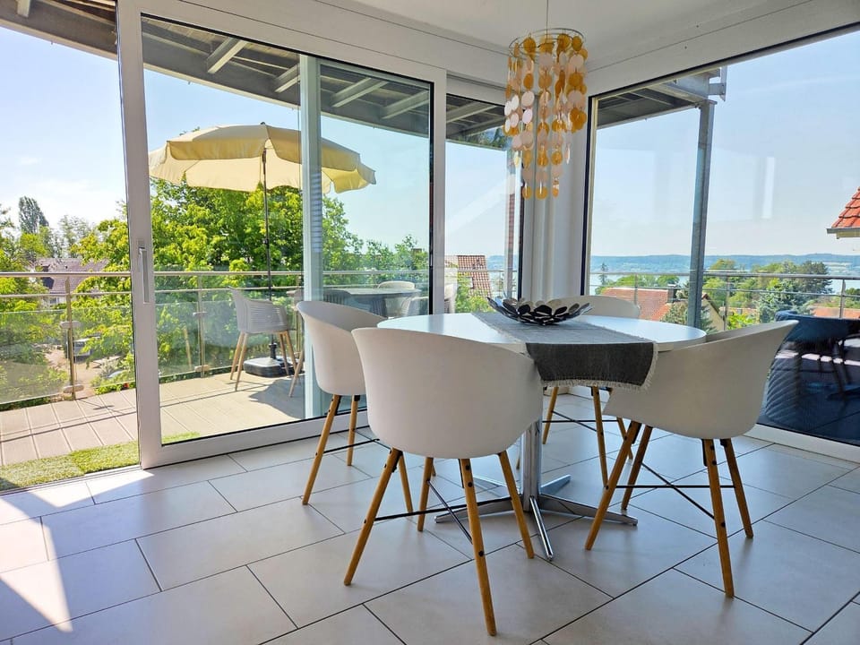 View (from property/room), Balcony/Terrace, Living room, Dining area, City view, Lake view