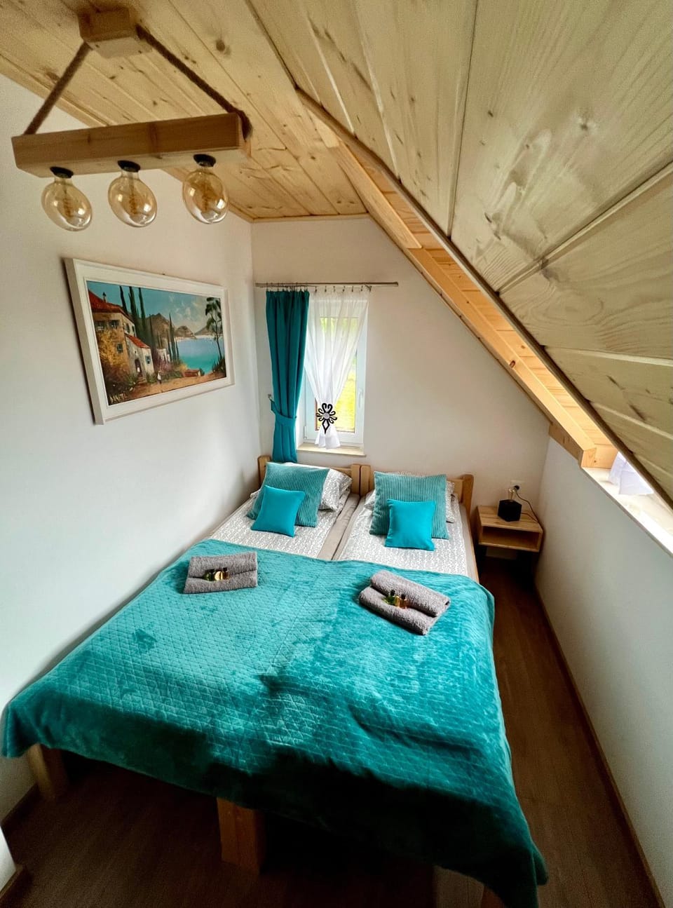 Bed, Photo of the whole room, Bedroom, towels