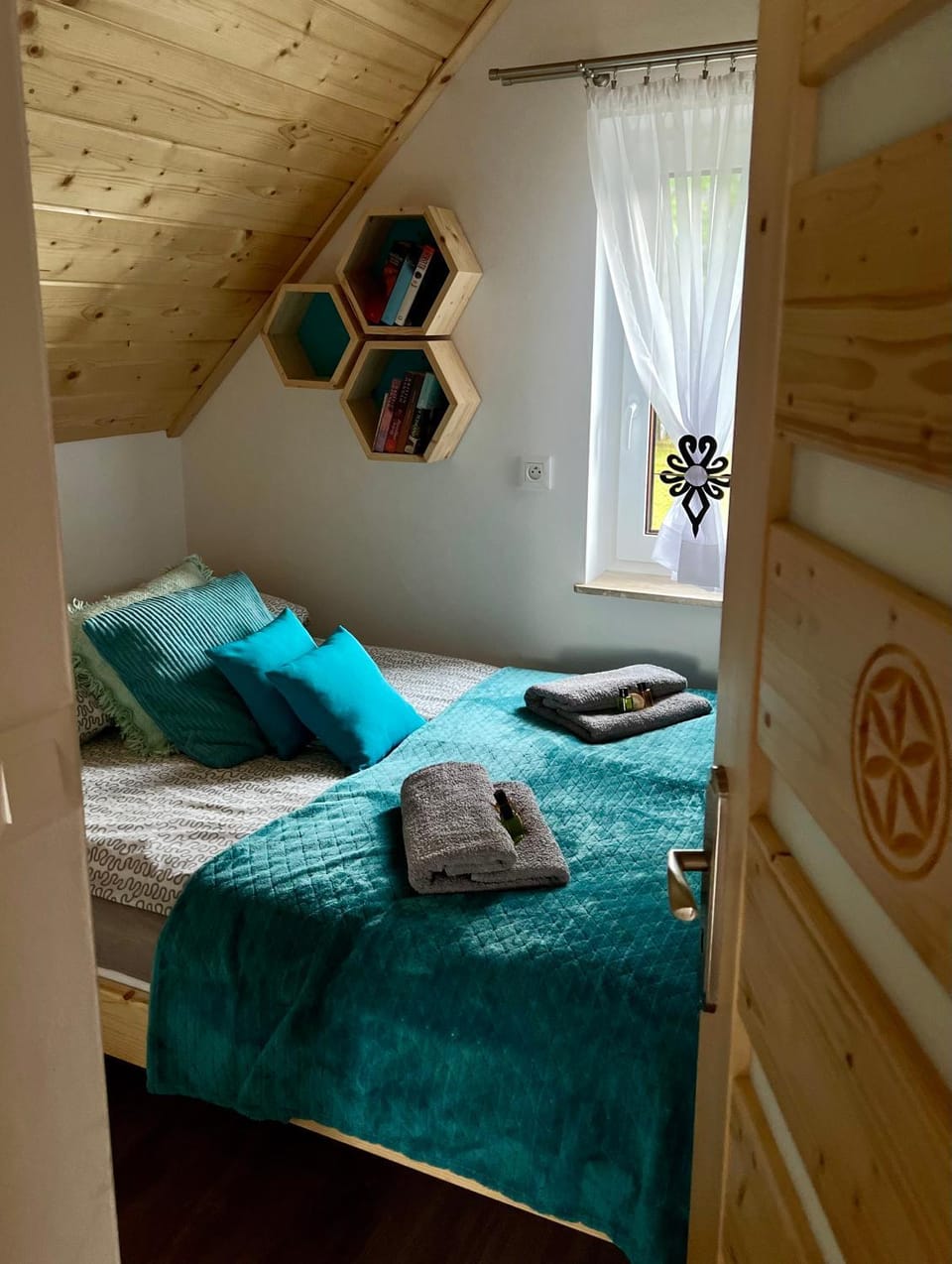 Bed, Photo of the whole room, Bedroom, towels