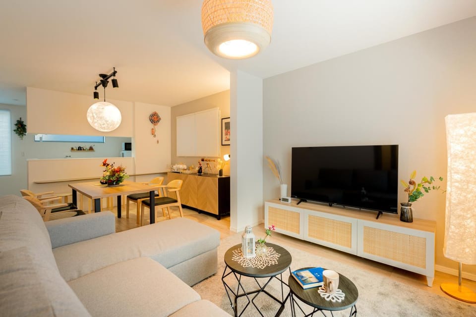 TV and multimedia, Living room, Seating area, Dining area