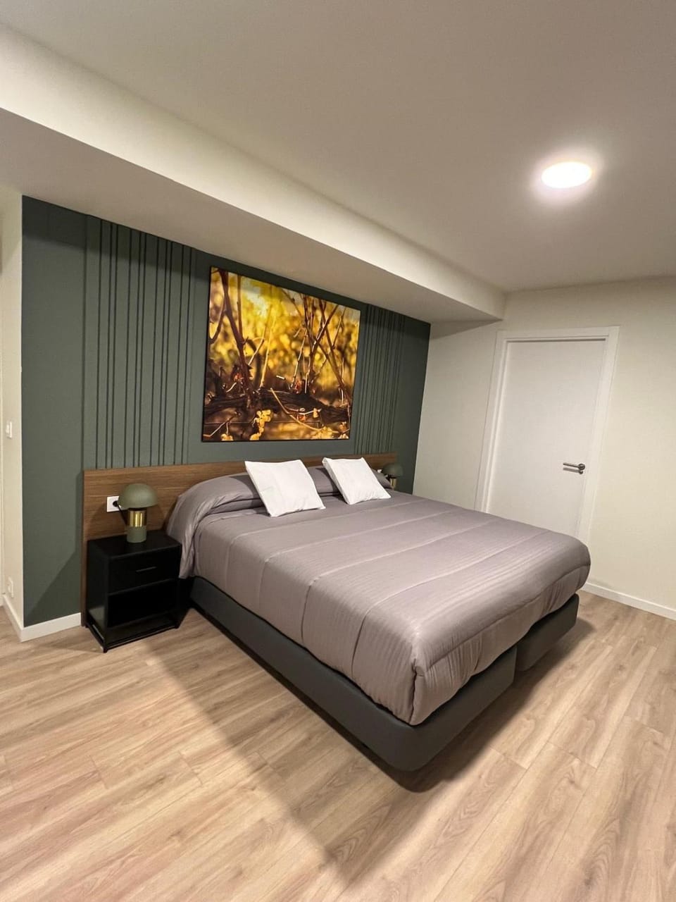 Photo of the whole room, Bedroom