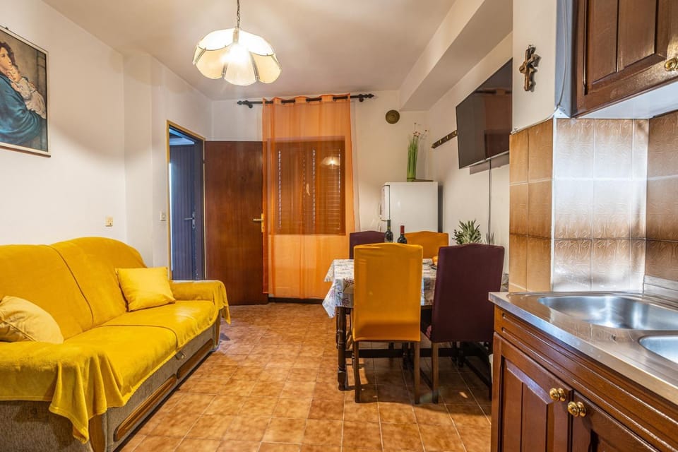 TV and multimedia, Kitchen or kitchenette, Living room, Seating area