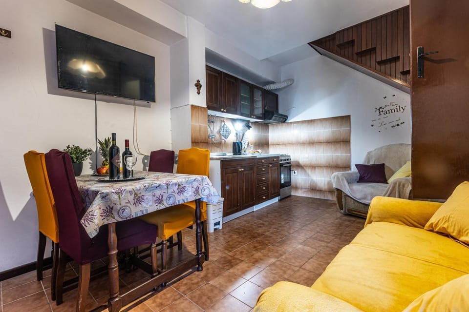 TV and multimedia, Kitchen or kitchenette, Living room, Seating area, Dining area, oven