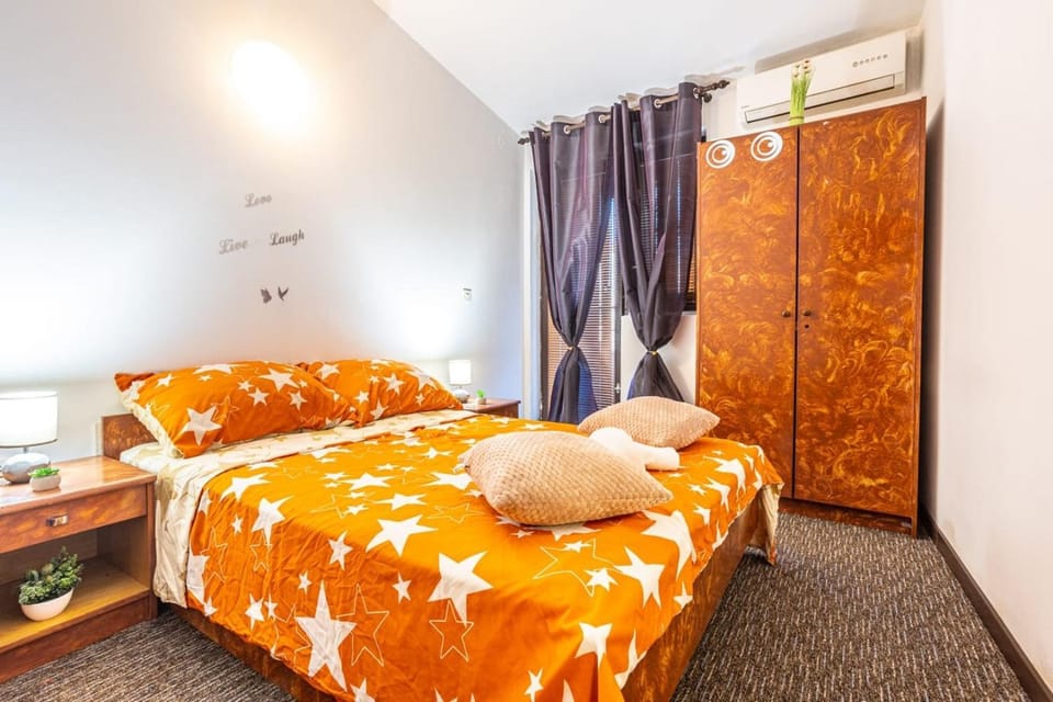 Bed, Bedroom, air conditioner