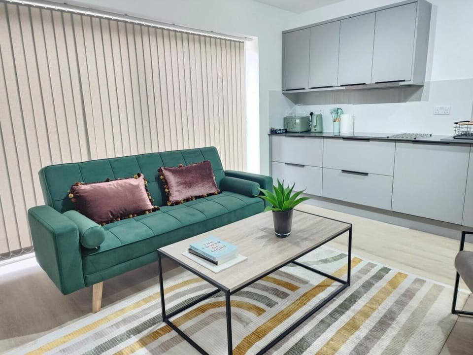 Elegant 2-Bed Apartment with AC, Sleeps 5, Private Garden, Free Parking, Netflix, WiFi, New build Apartment in Cherwell District