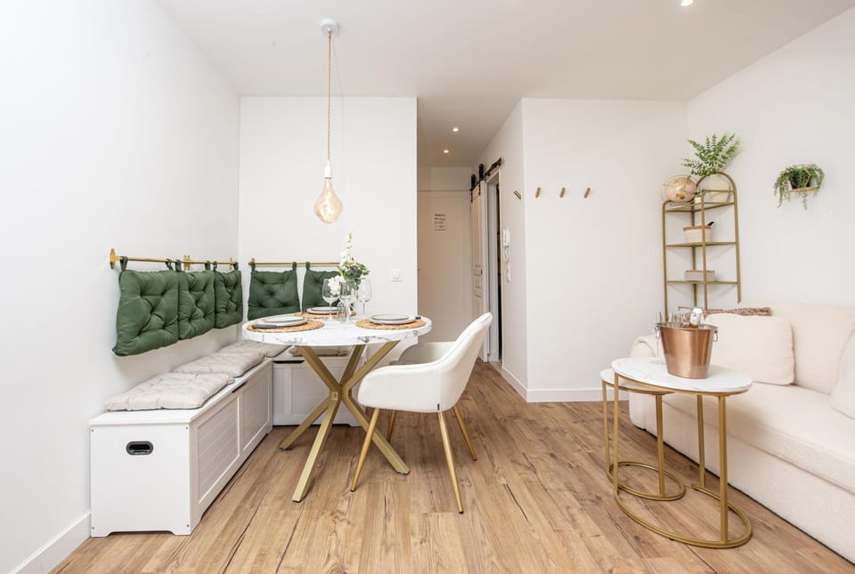 Kitchen or kitchenette, Living room, Seating area, Dining area
