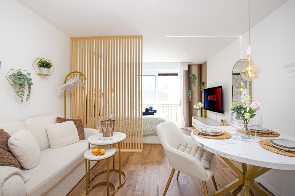 TV and multimedia, Balcony/Terrace, Living room, Seating area, Dining area, air conditioner