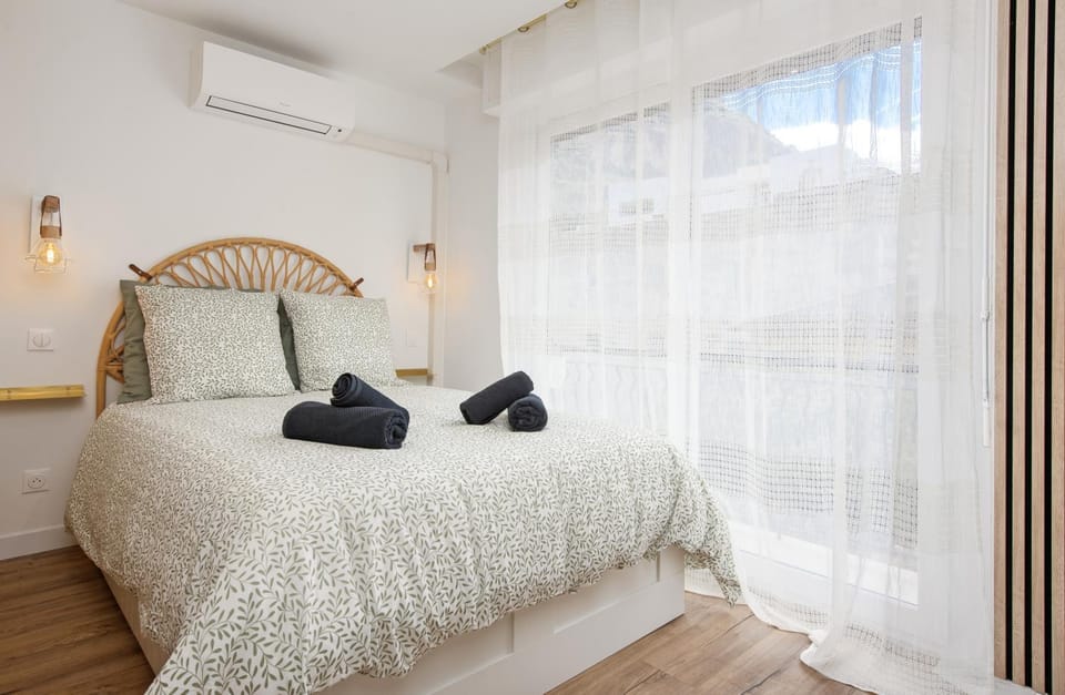 Bed, Night, Balcony/Terrace, Photo of the whole room, Bedroom, towels, air conditioner