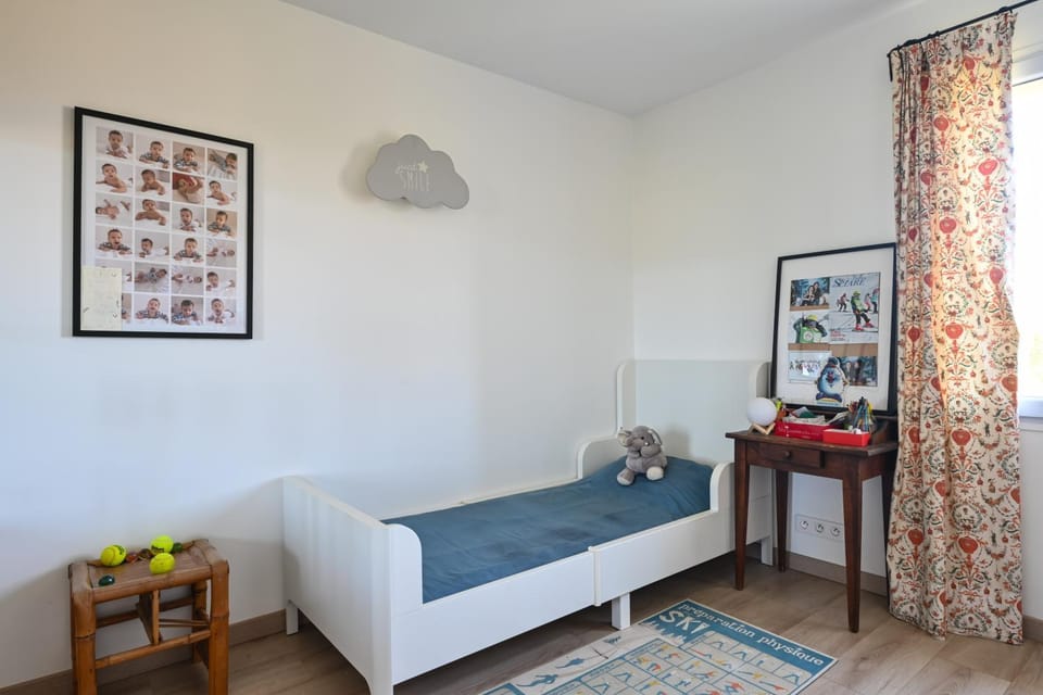 Photo of the whole room, Bedroom, children