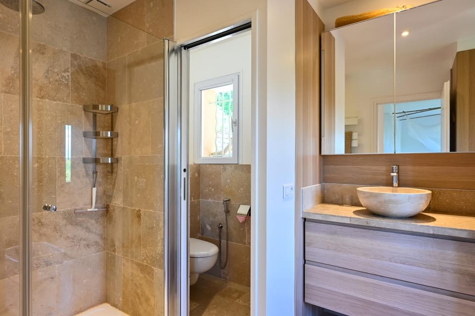 Shower, Toilet, Bathroom, towels