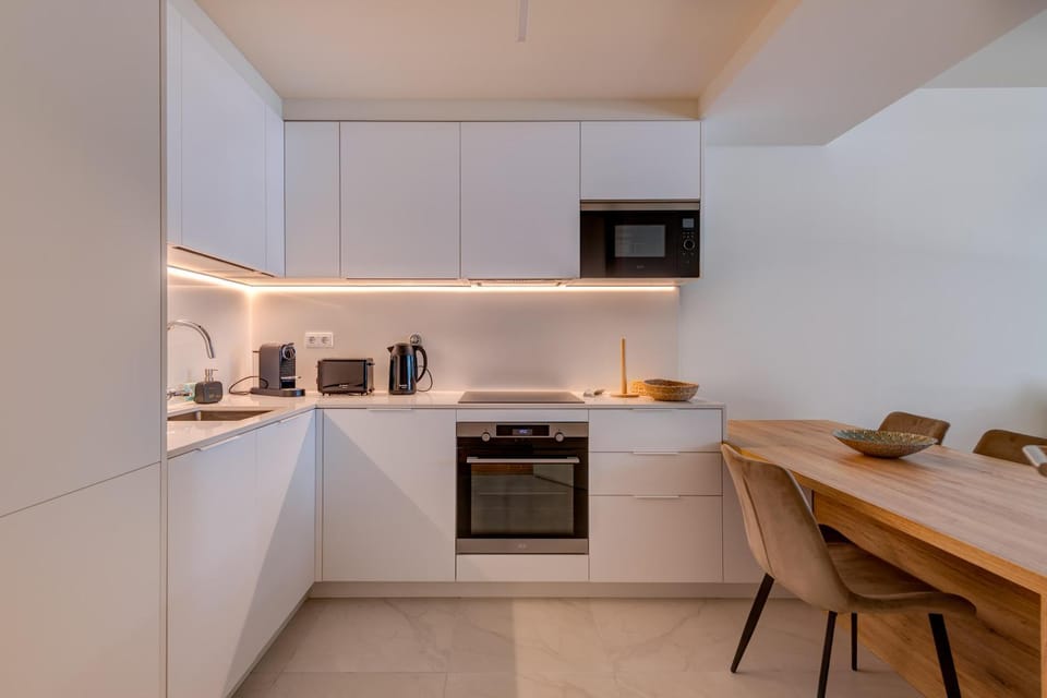 Coffee/tea facilities, Kitchen or kitchenette, oven, stove, toaster