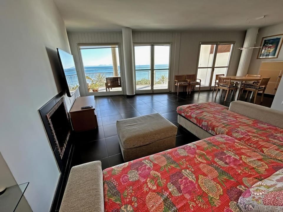 Natural landscape, TV and multimedia, Living room, Photo of the whole room, Seating area, Dining area, Sea view