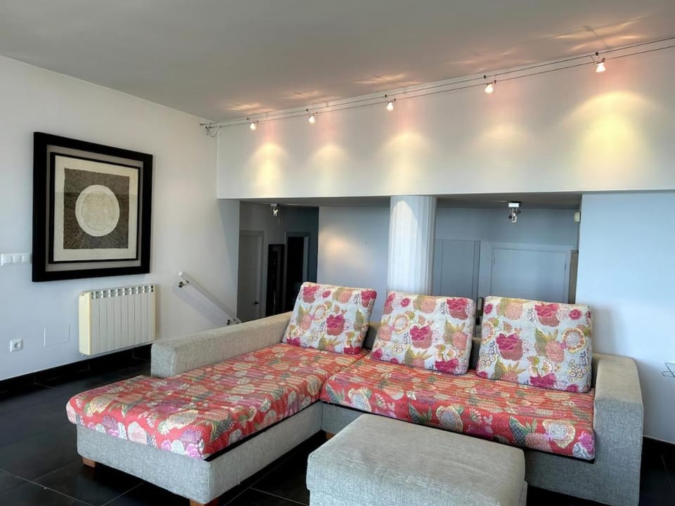 Living room, Photo of the whole room, Seating area, internet