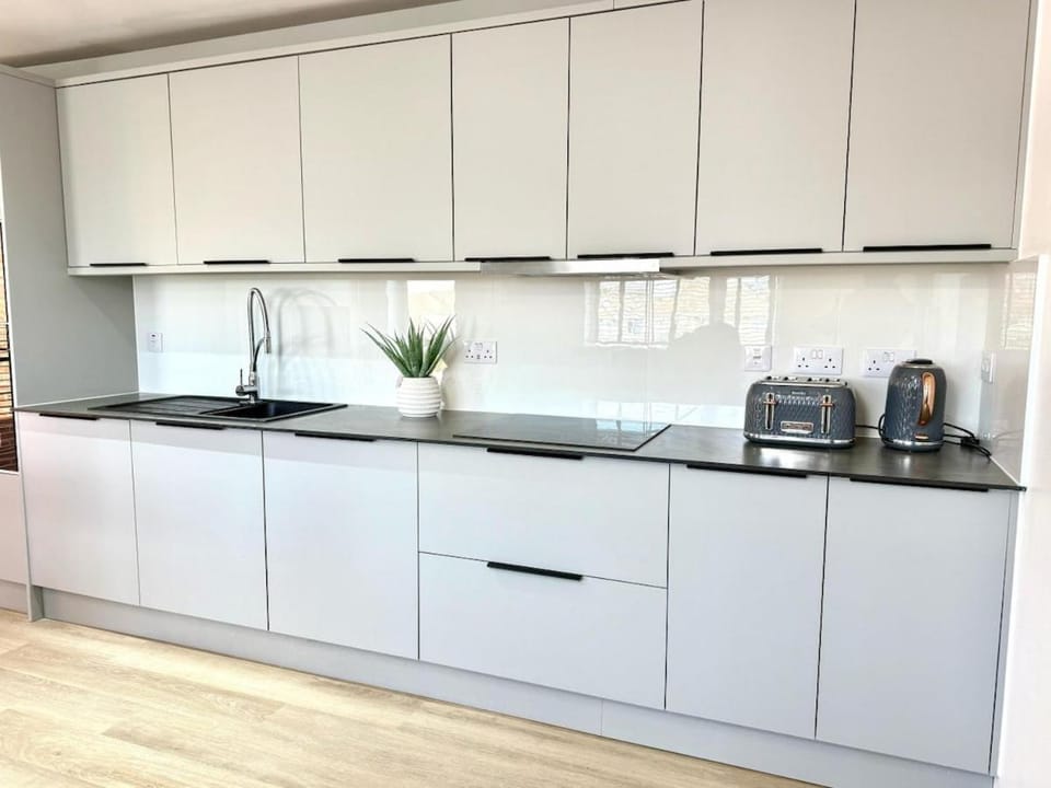 Luxury 3-Bed Apartment, Sleeps 7, Free Parking, Netflix, WiFi, New build Apartment in Cherwell District