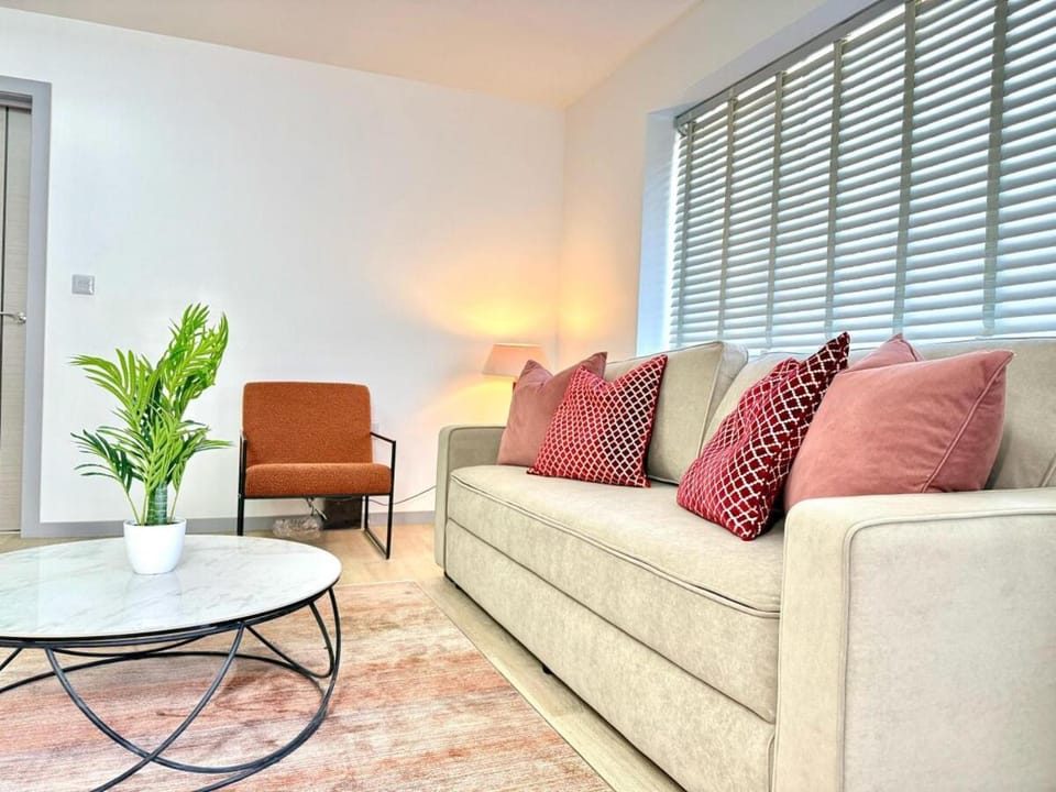 Luxury 3-Bed Apartment, Sleeps 7, Free Parking, Netflix, WiFi, New build Apartment in Cherwell District