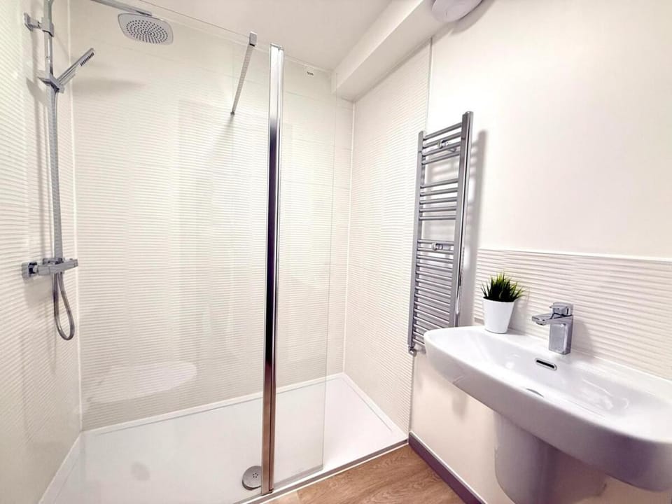 Luxury 3-Bed Apartment, Sleeps 7, Free Parking, Netflix, WiFi, New build Apartment in Cherwell District