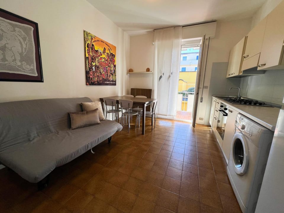 Kitchen or kitchenette, Living room, Seating area, Dining area, oven, pet friendly, stove, washing machine