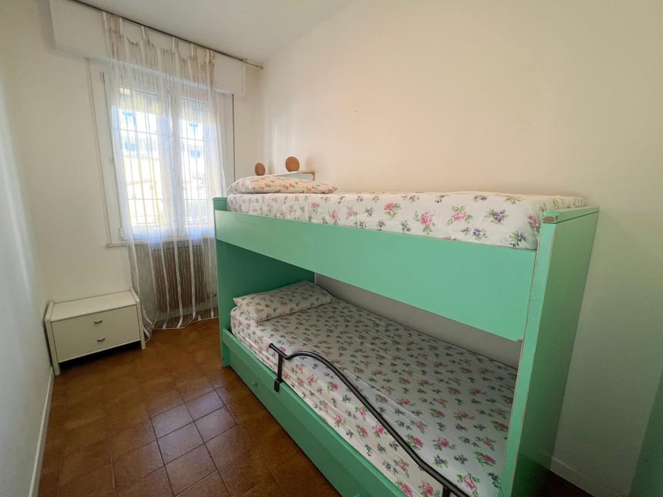 Bed, Photo of the whole room, Bedroom, bunk bed