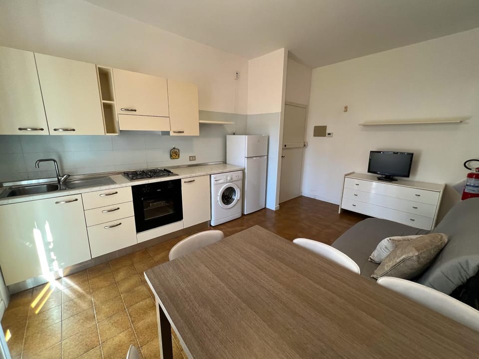 TV and multimedia, Kitchen or kitchenette, Living room, Seating area, Dining area, oven, pet friendly, stove