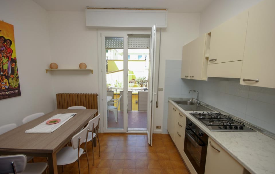 Kitchen or kitchenette, Dining area, pet friendly, stove