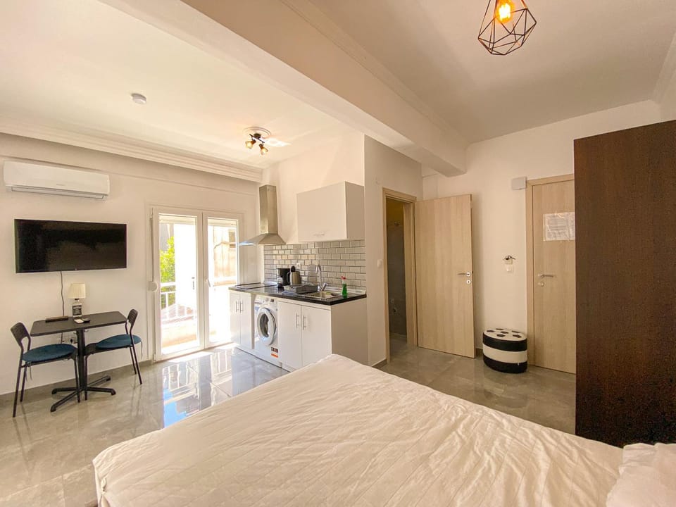 Bed, TV and multimedia, Kitchen or kitchenette, Photo of the whole room