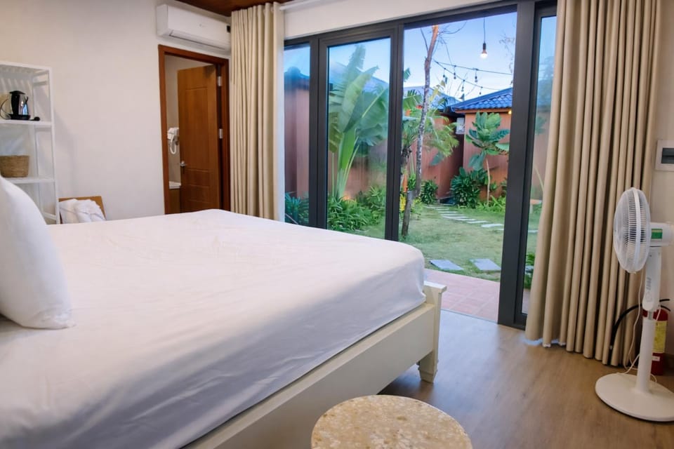 Bed, Photo of the whole room, towels, dryer, air conditioner
