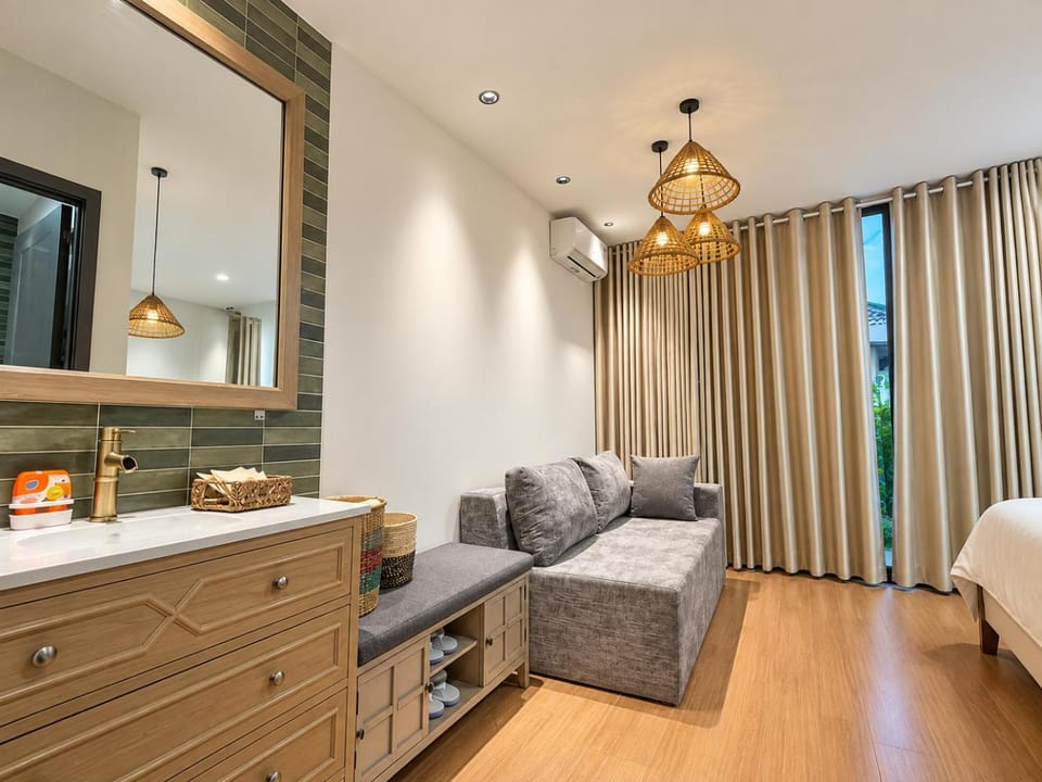 Bed, Photo of the whole room, Seating area, Bedroom