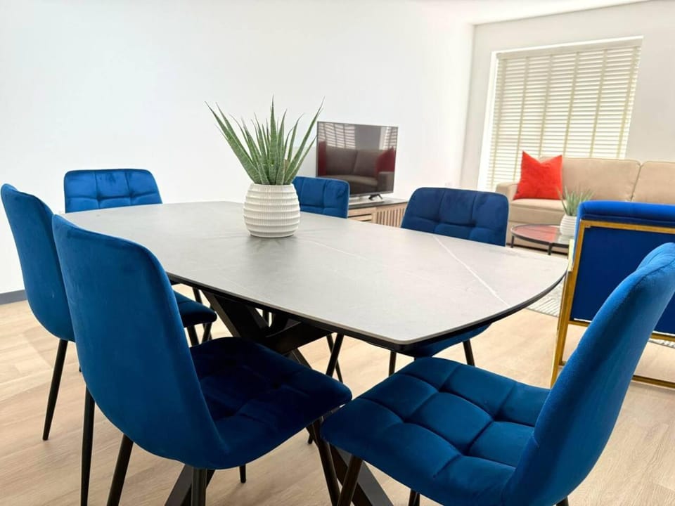 TV and multimedia, Living room, Seating area, Dining area