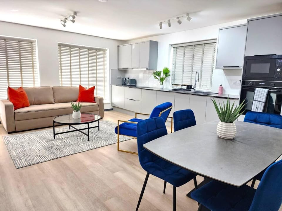 TV and multimedia, Kitchen or kitchenette, Living room, Seating area, Dining area, stove