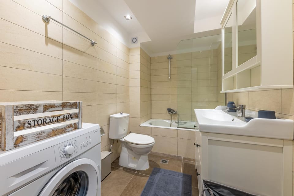 Toilet, Bathroom, Bath, towels, washing machine