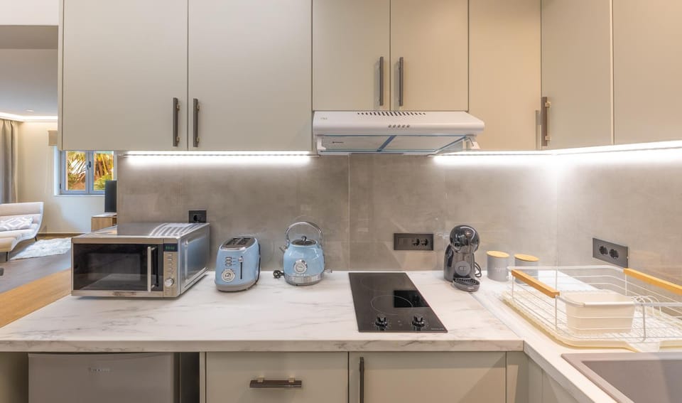 Coffee/tea facilities, stove, toaster