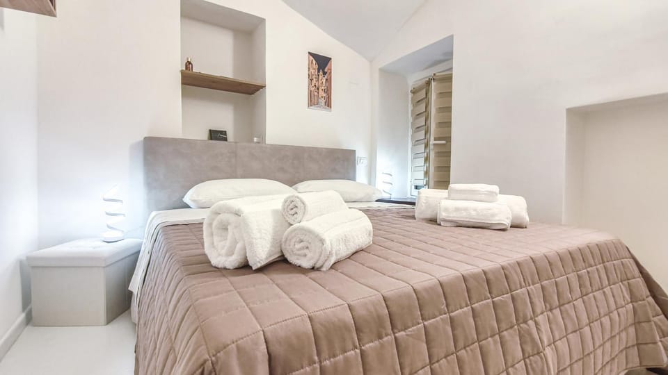 Bed, Photo of the whole room, Bedroom, towels