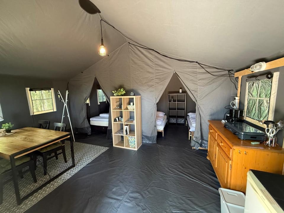 Prachtige 4 persoons glampingtent op rustige kleine camping Luxury tent in Callantsoog