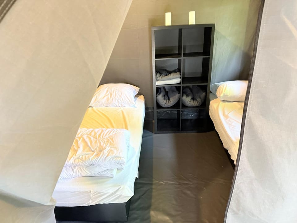 Prachtige 4 persoons glampingtent op rustige kleine camping Luxury tent in Callantsoog