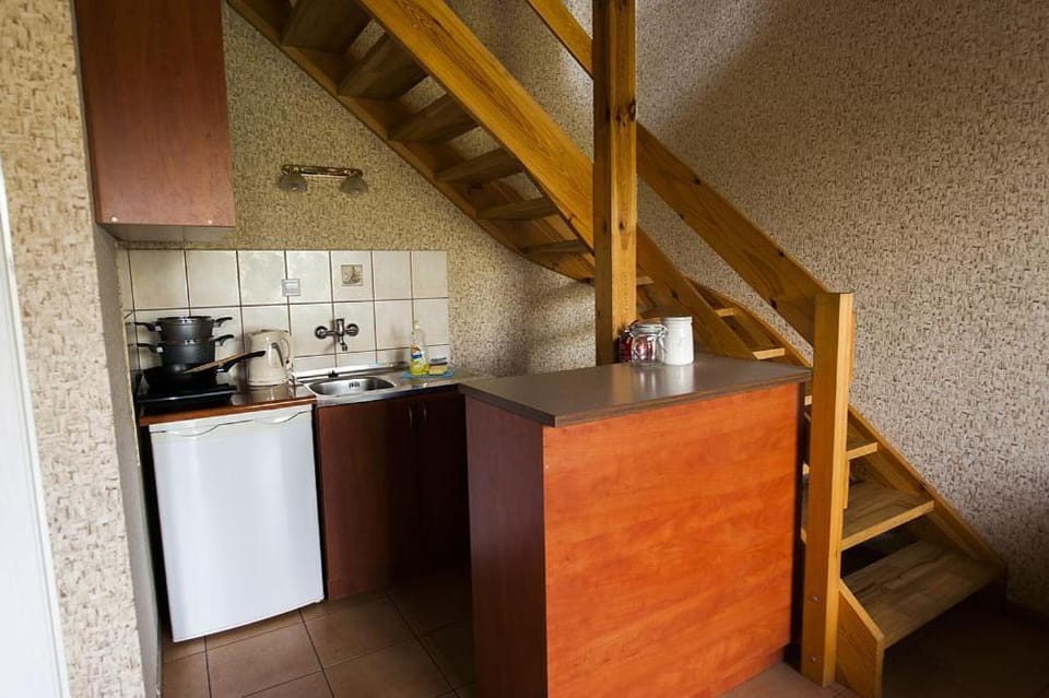 Coffee/tea facilities, Kitchen or kitchenette, stove