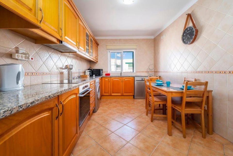 Coffee/tea facilities, Kitchen or kitchenette, Dining area, dishwasher, microwave, oven, stove, toaster, washing machine
