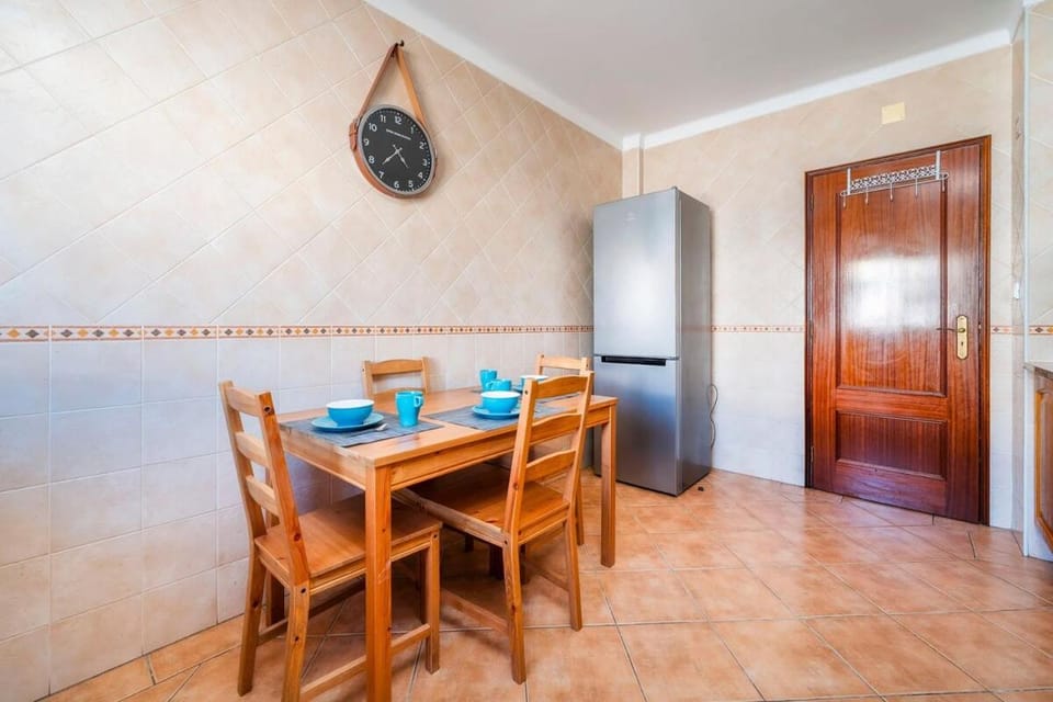 Coffee/tea facilities, Kitchen or kitchenette, Dining area, oven, stove