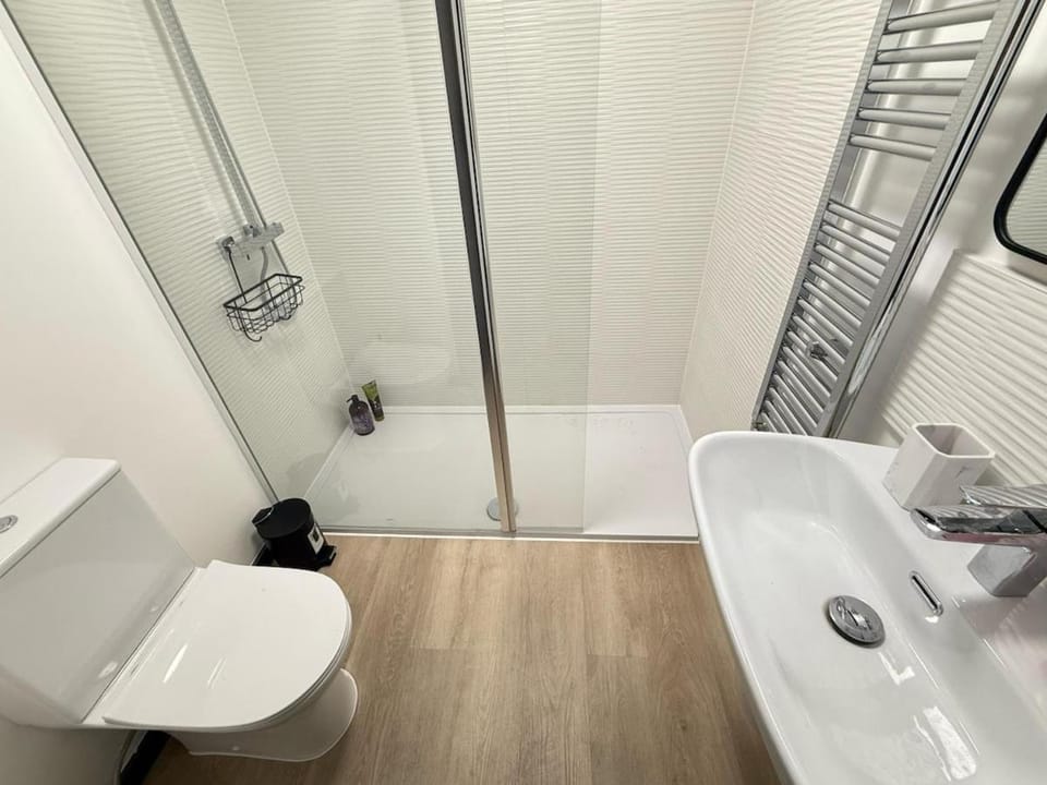 Elegant 2-Bed Apartment with AC, Sleeps 6, Free Parking, Netflix, WiFi, New build Apartment in Cherwell District