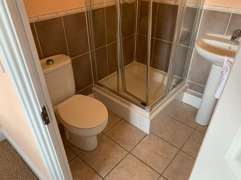 2 bed 2 bath right next to Park located for access to West end and GTW Apartment in Croydon