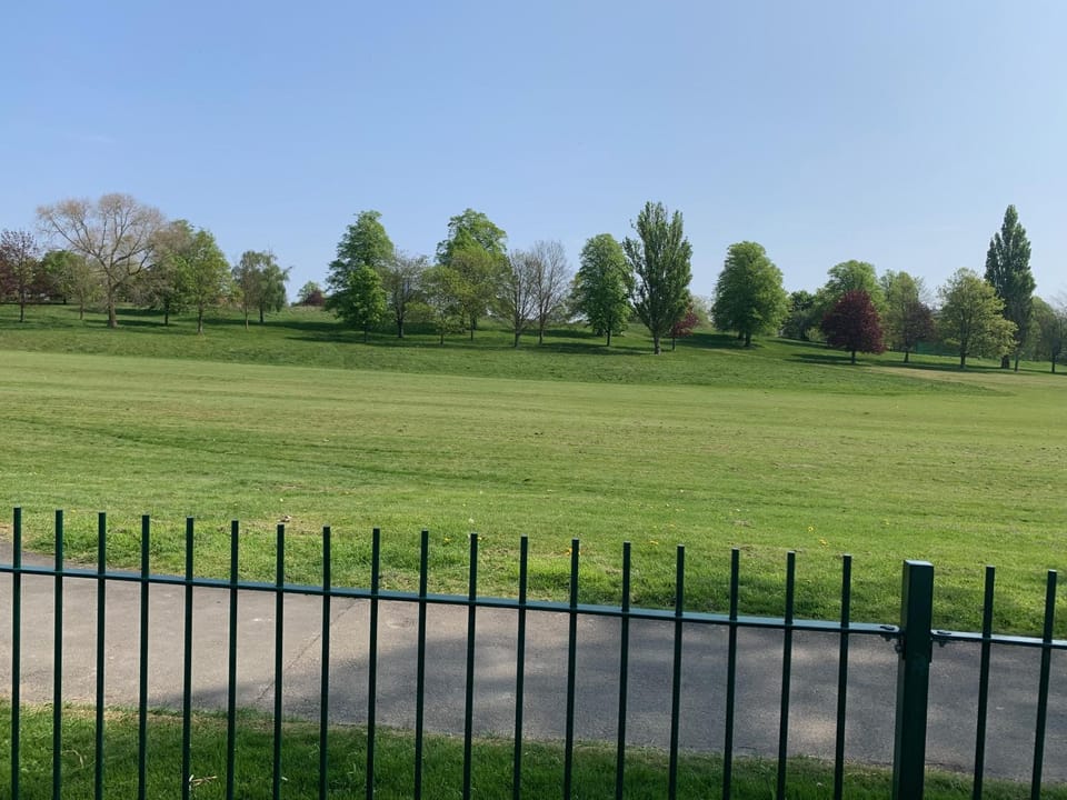 2 bed 2 bath right next to Park located for access to West end and GTW Apartment in Croydon