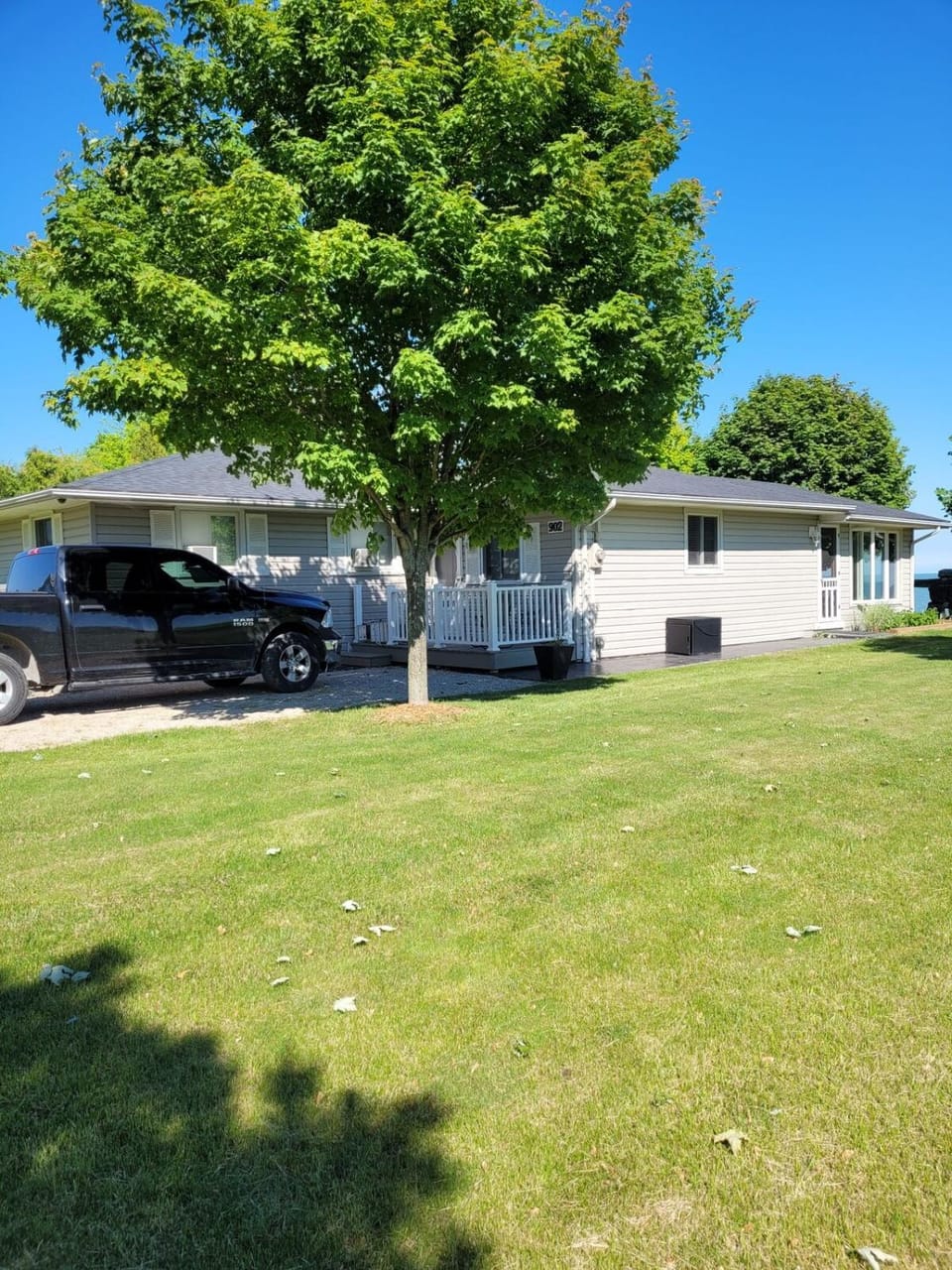 SUNRISE BAY with panoramic view of Lake Erie House in Chatham-Kent